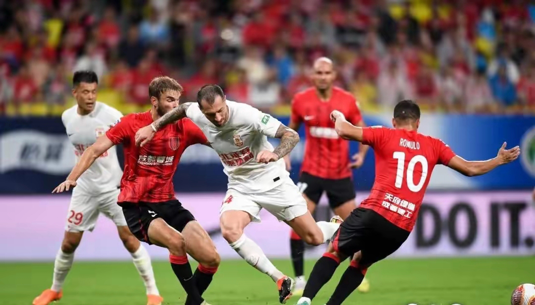 爱游戏-赛前瓦伦西亚备战中超，强势反弹细节曝光，话题不断，身体对抗强度拉满