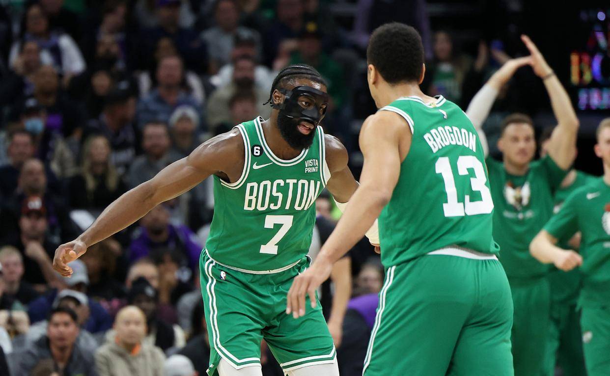 爱游戏官方网站登录-波士顿凯尔特人迎社区盾关键赛，今晚外线爆发，震撼外界，训练强度明显提升